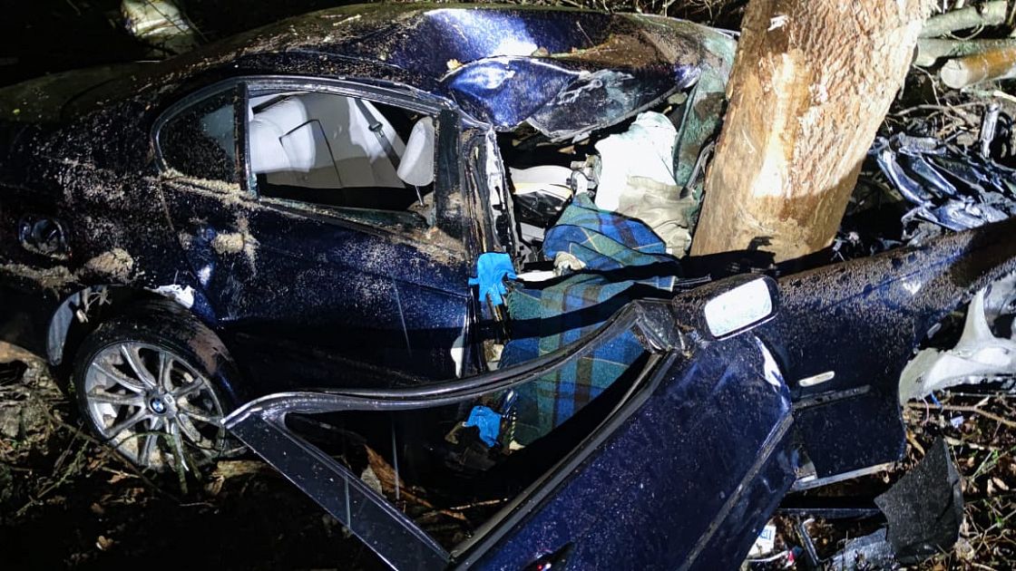 BMW na Pardubicku narazilo do stromu: Auto napůl, motor odletěl